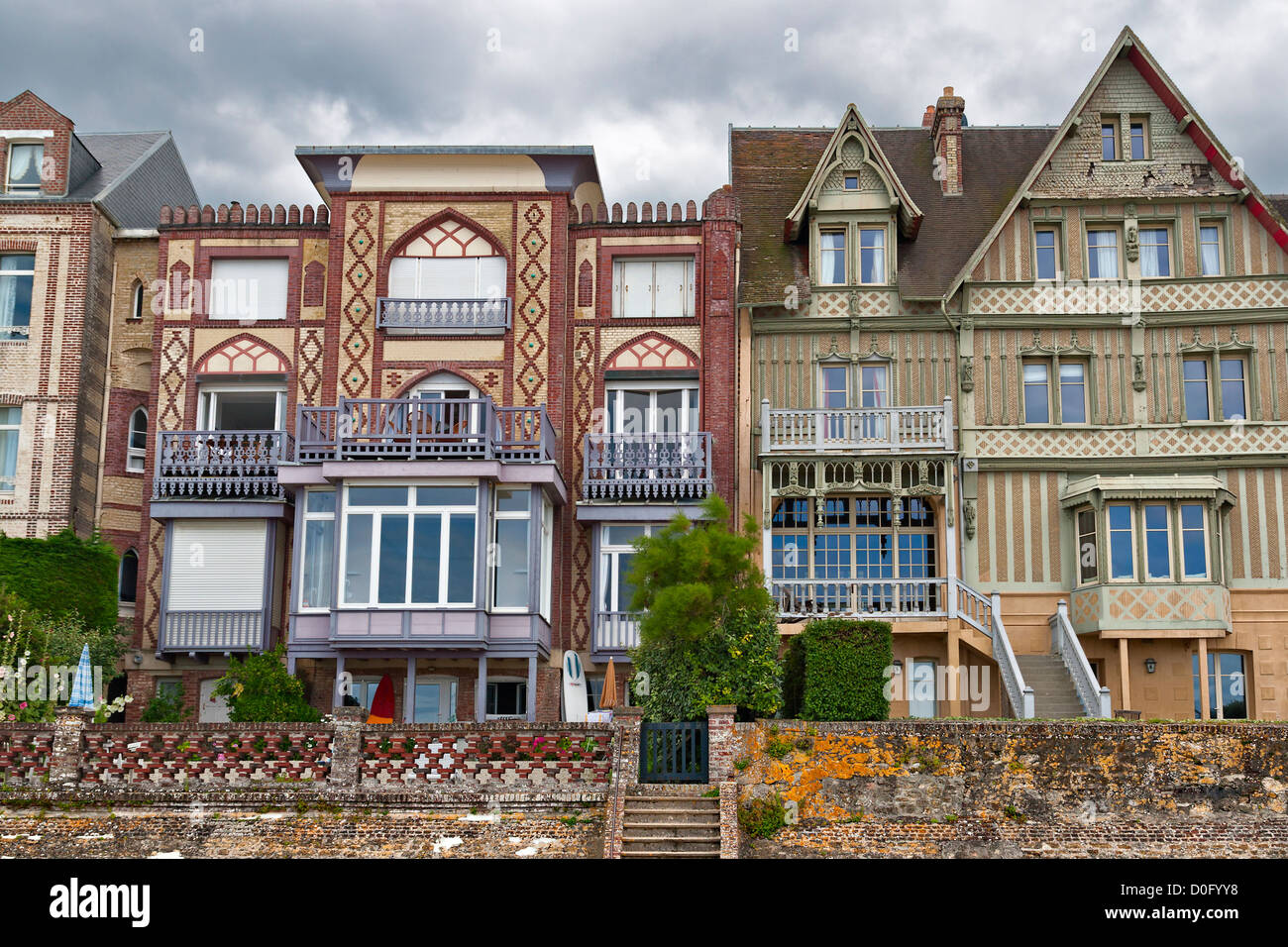 Typisch Neonormand Stil Häuser in Trouville-sur-Mer, Normandie, Frankreich Stockfoto