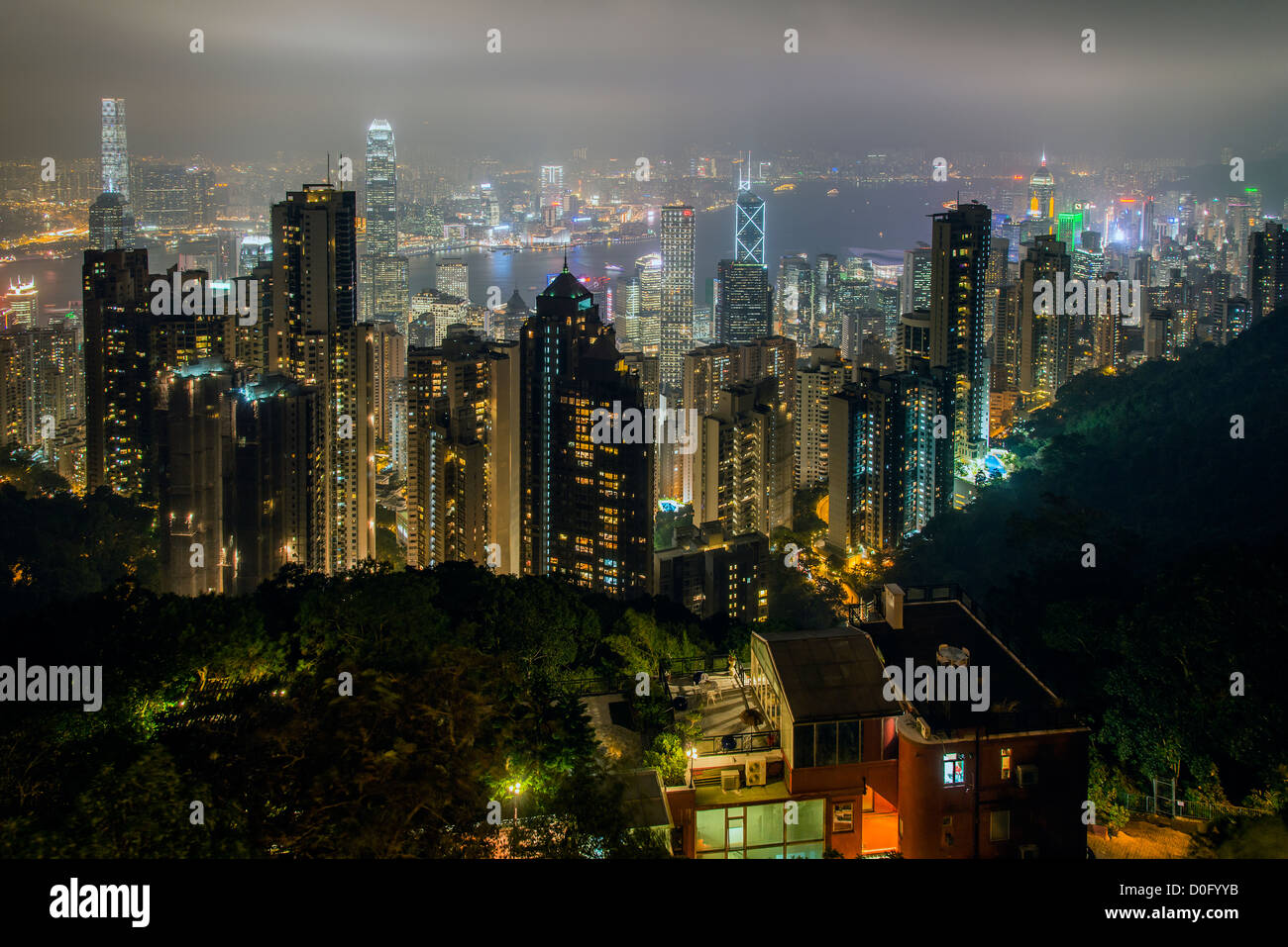 Die Skyline der Stadt in der Dämmerung vom Gipfel des Victoria Peak, Hong Kong, China Stockfoto