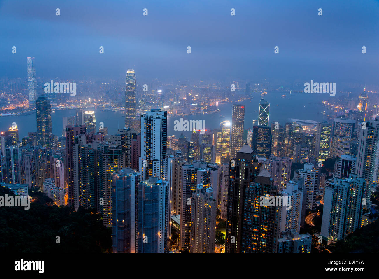 Die Skyline der Stadt in der Dämmerung vom Gipfel des Victoria Peak, Hong Kong, China Stockfoto