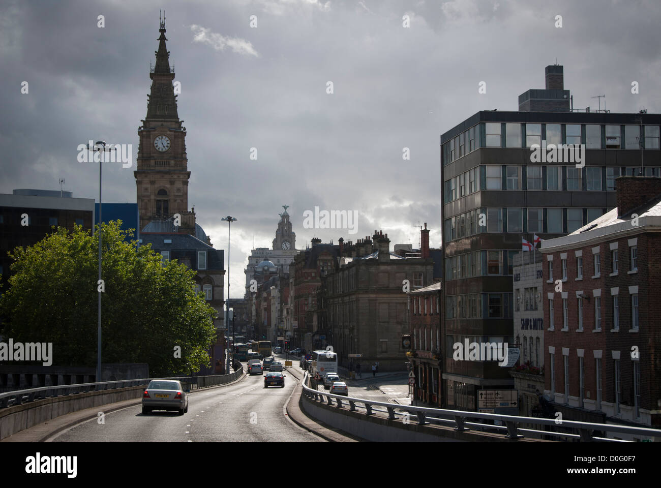 Eingang Stadt Liverpool mit schweren Wolken und Sonne Stockfoto