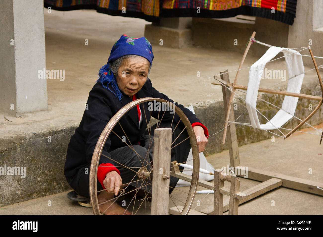 Frau weben Minderheit Village in Mai Chau in Vietnam Stockfoto