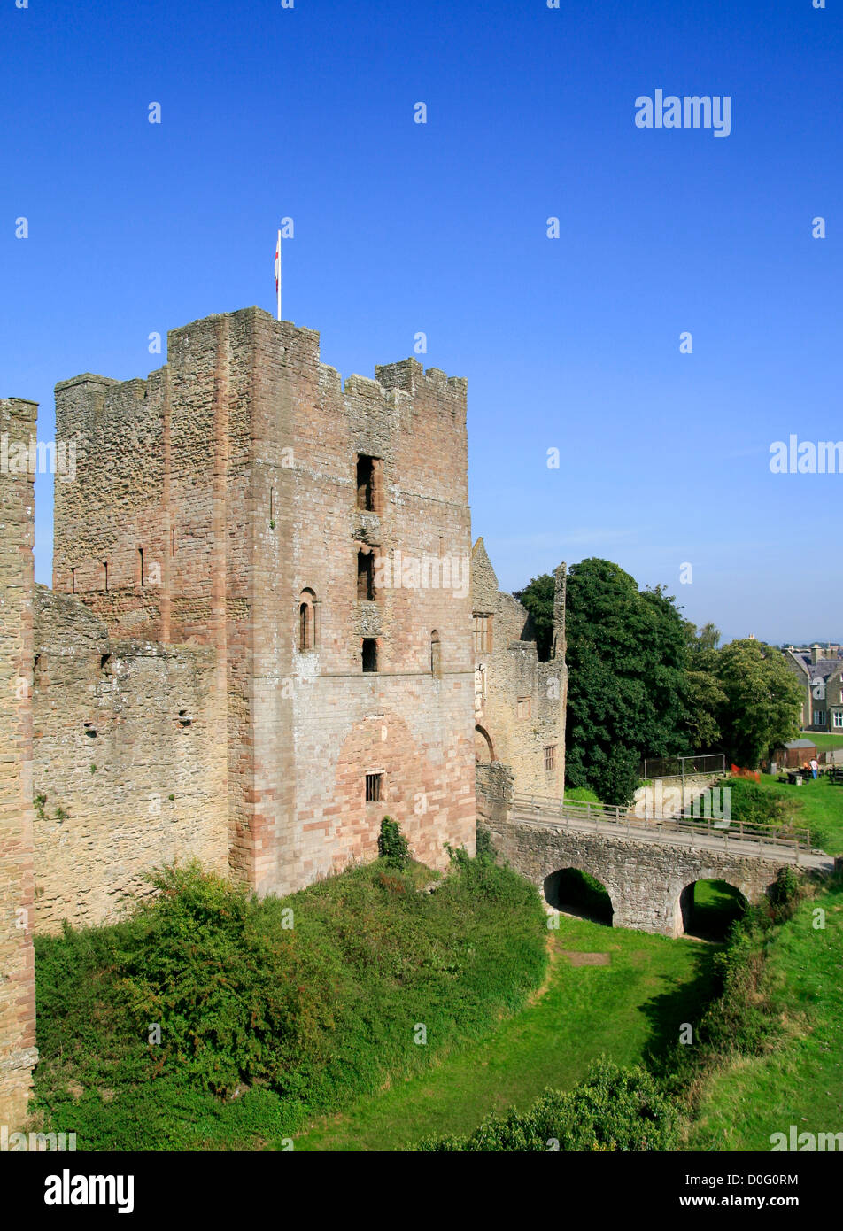 Der Bergfried und Graben von äußeren Bailey Ludlow Castle Shropshire England UK Stockfoto