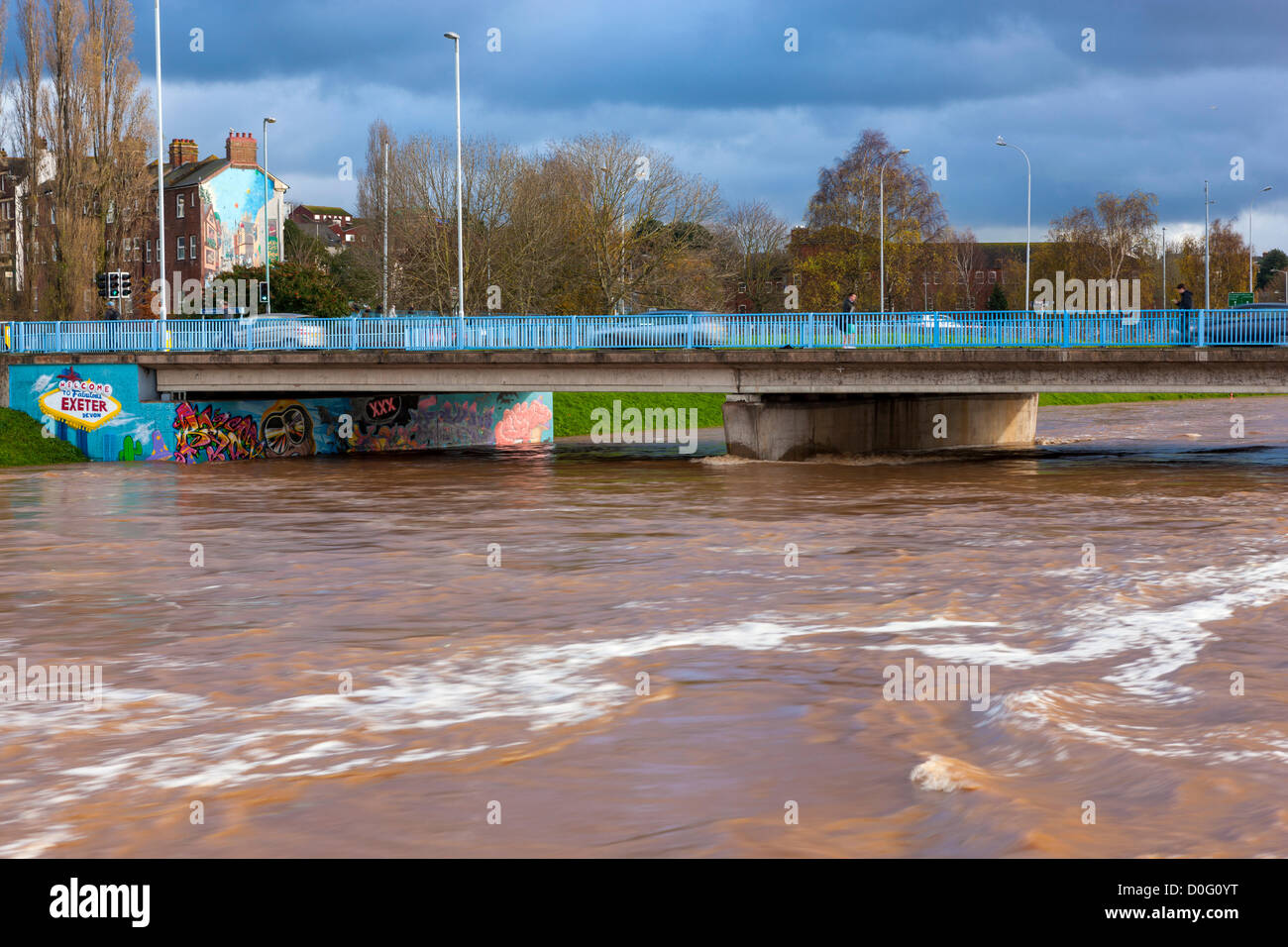 Exeter, UK. 25. November 2012. Trüben Sie Fluten des Flusses Exe nach Starkregen in Devon letzte Nacht fließt unter die Brücke Ost Exeter mit Stadtzentrum entfernt. Stockfoto