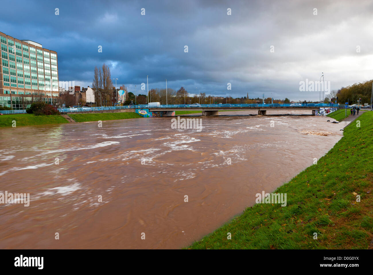 Exeter, UK. 25. November 2012. Trüben Sie Fluten des Flusses Exe nach Starkregen in Devon letzte Nacht fließt unter die Brücke Ost Exeter mit Stadtzentrum entfernt. Stockfoto
