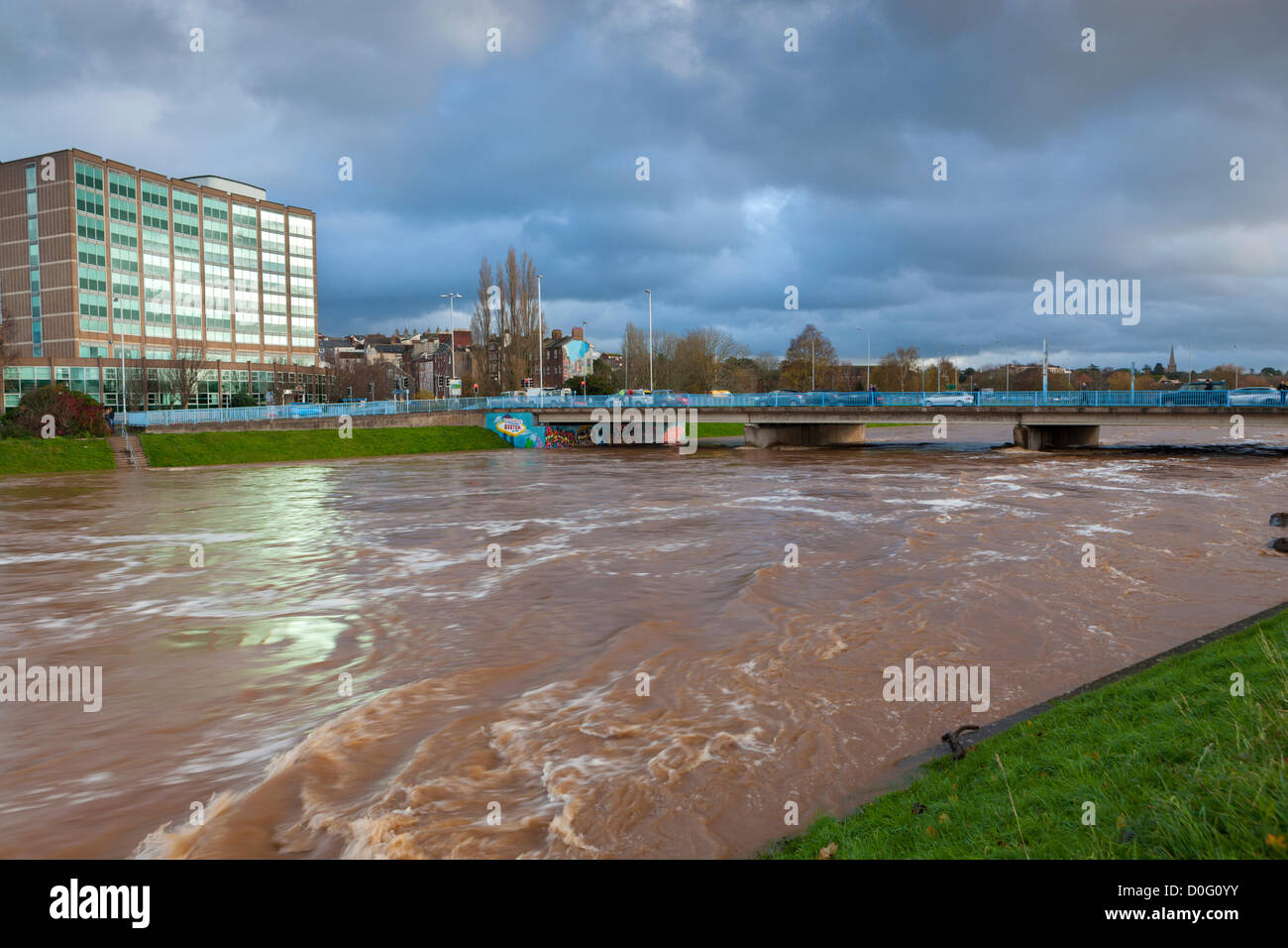 Exeter, UK. 25. November 2012. Schlammigen Fluten des Flusses Exe nach Starkregen in Devon letzte Nacht. Stockfoto