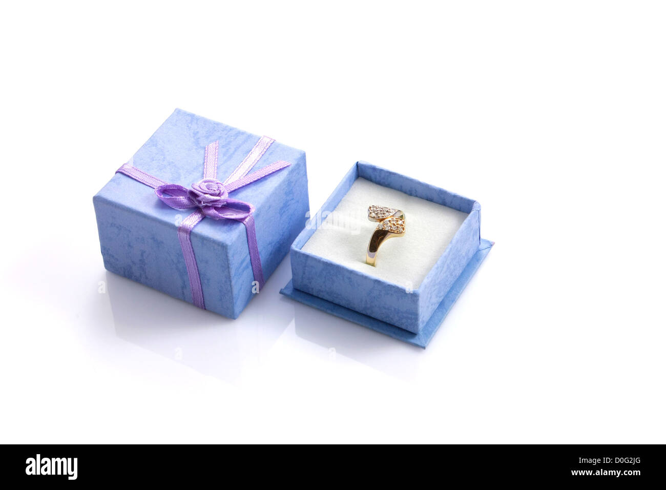 Ring in lila Geschenkbox isoliert auf weiss mit Exemplar Stockfoto