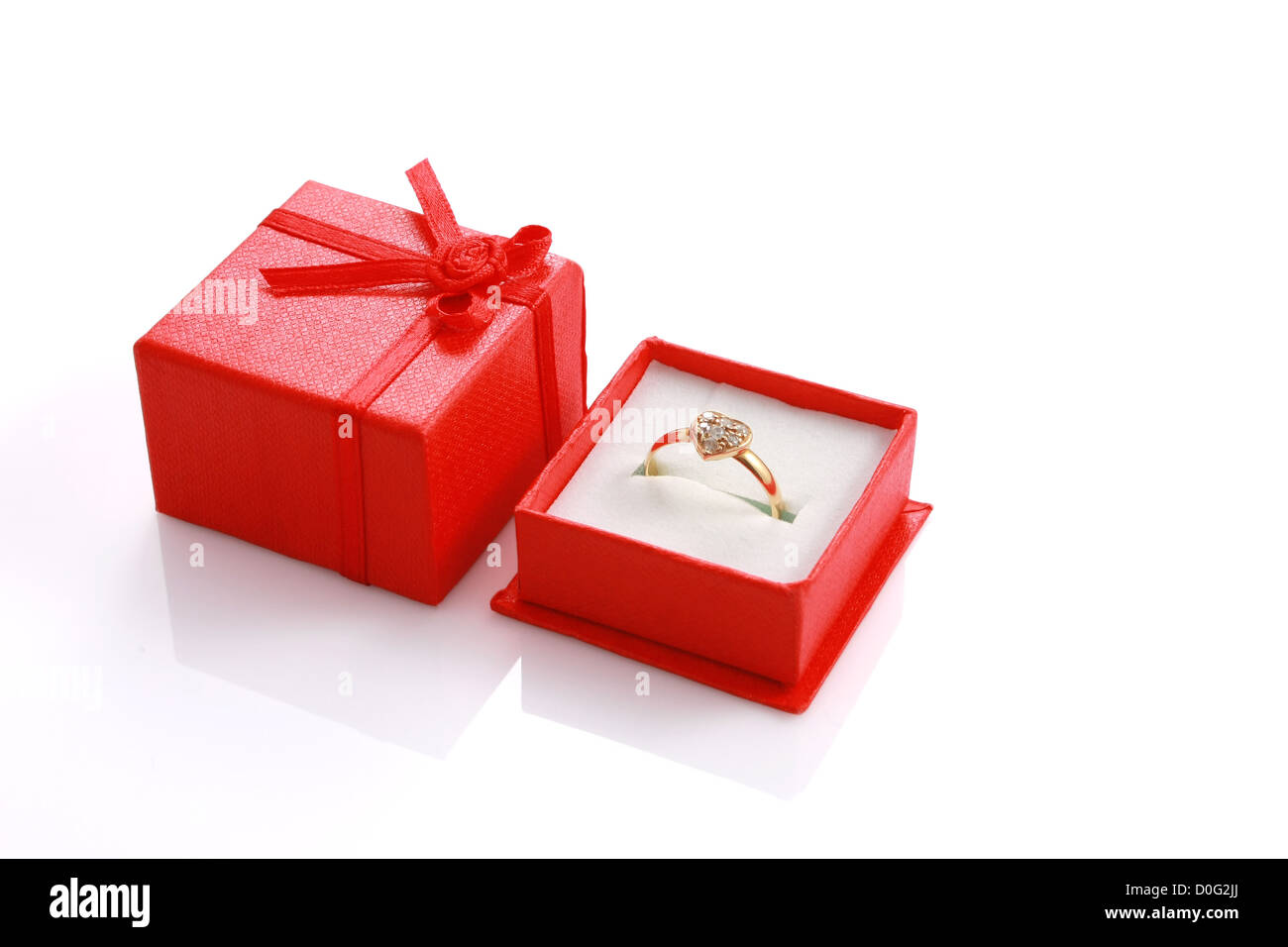 Herzförmige Ring in roten Geschenkbox isoliert auf weiss mit Exemplar Stockfoto
