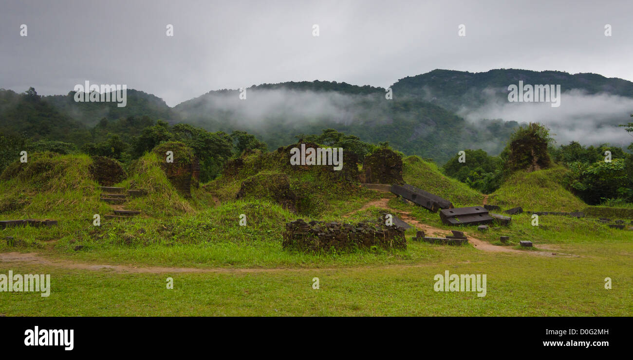 Ruinen von My Son in Vietnam an einem nebligen Morgen. Stockfoto