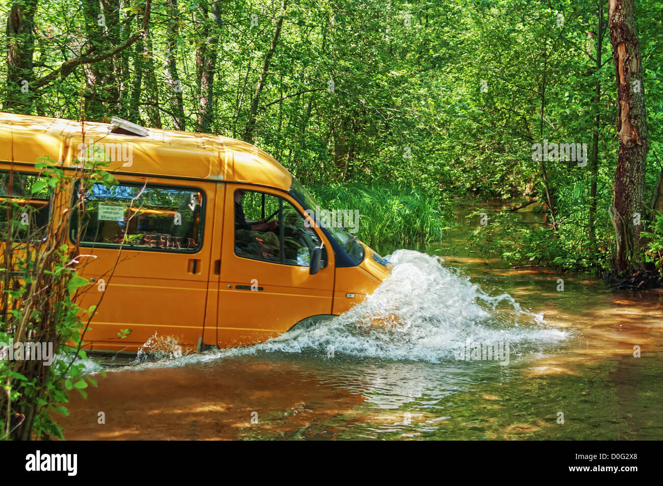 Gelbe Kleinbus Furt Flüsschen. Stockfoto