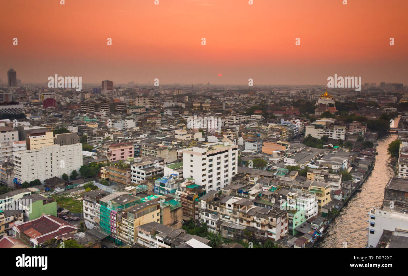 Blick auf Bangkok Skyline von hoch oben bei Sonnenuntergang. Stockfoto