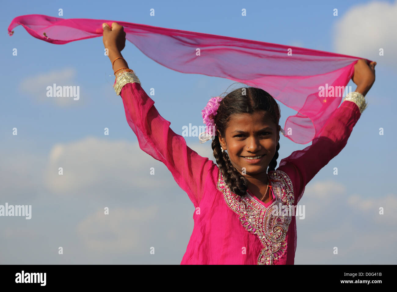Indische Mädchen lächelnd in den Wind Andhra Pradesh in Indien Stockfoto