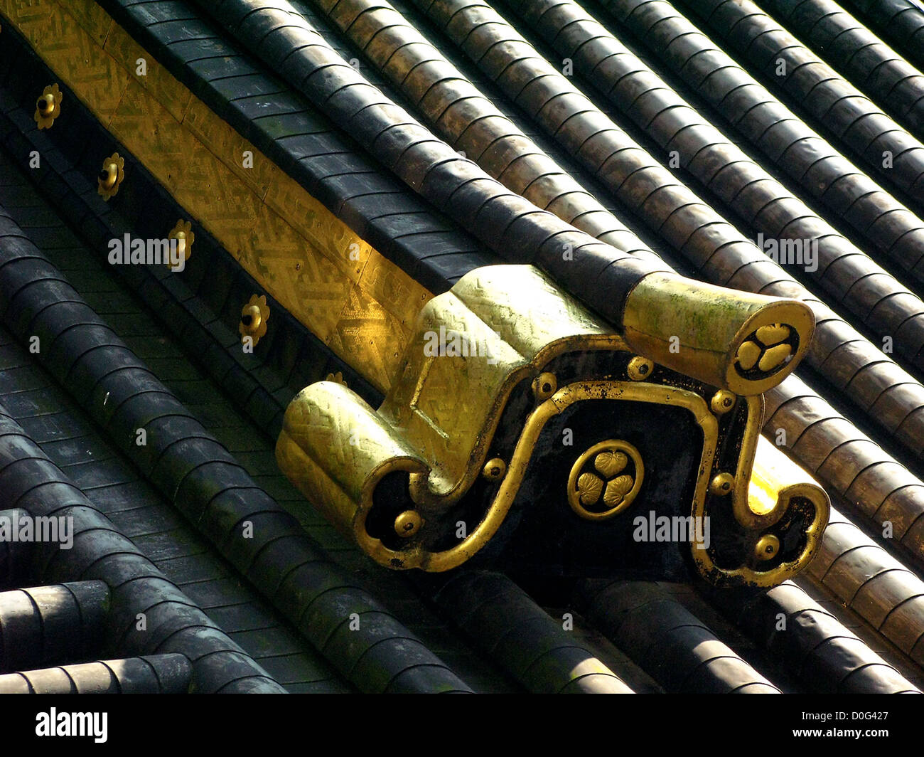 Tokugawa Familienwappen erscheinen als Dekoration auf dem Dach des Glockenturms am Tōshō-Gū, Nikkō, Tochigi Präfektur, Japan Stockfoto