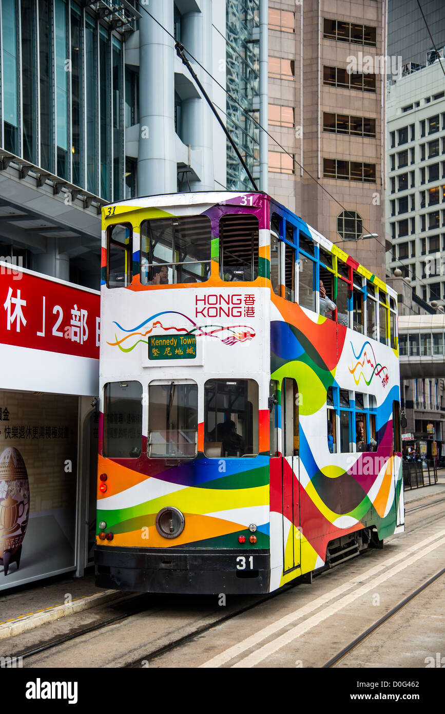 Bunte Hong Kong Doppeldecker Straßenbahnhaltestelle am Queensway, Hong Kong, China Stockfoto