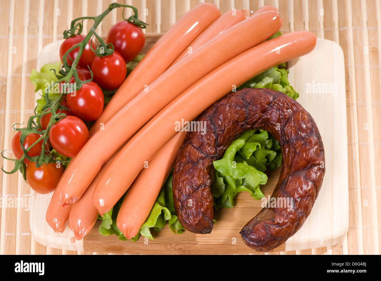 Geräucherte Würstchen und Wurst Ring mit Tomate Stockfoto