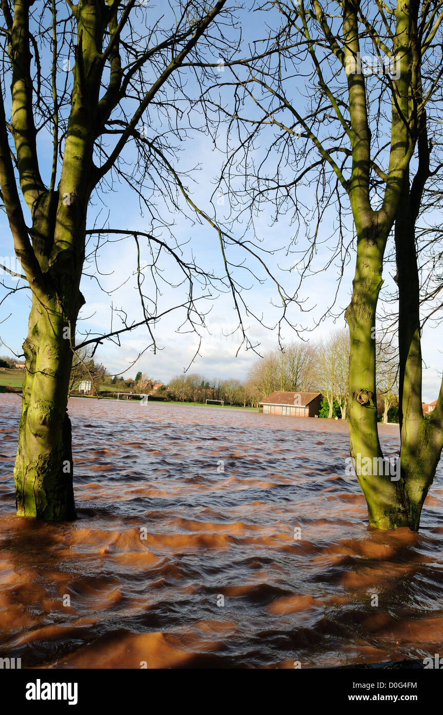 Cocker Beck Lowdham Nottinghamshire.Small Stream bricht seine Ufer und lässt bis zu fünf Fuß Wasser auf Fußballplätzen. Umwelt-Agentur Pumpe Wasser zurück in Beck. Stockfoto