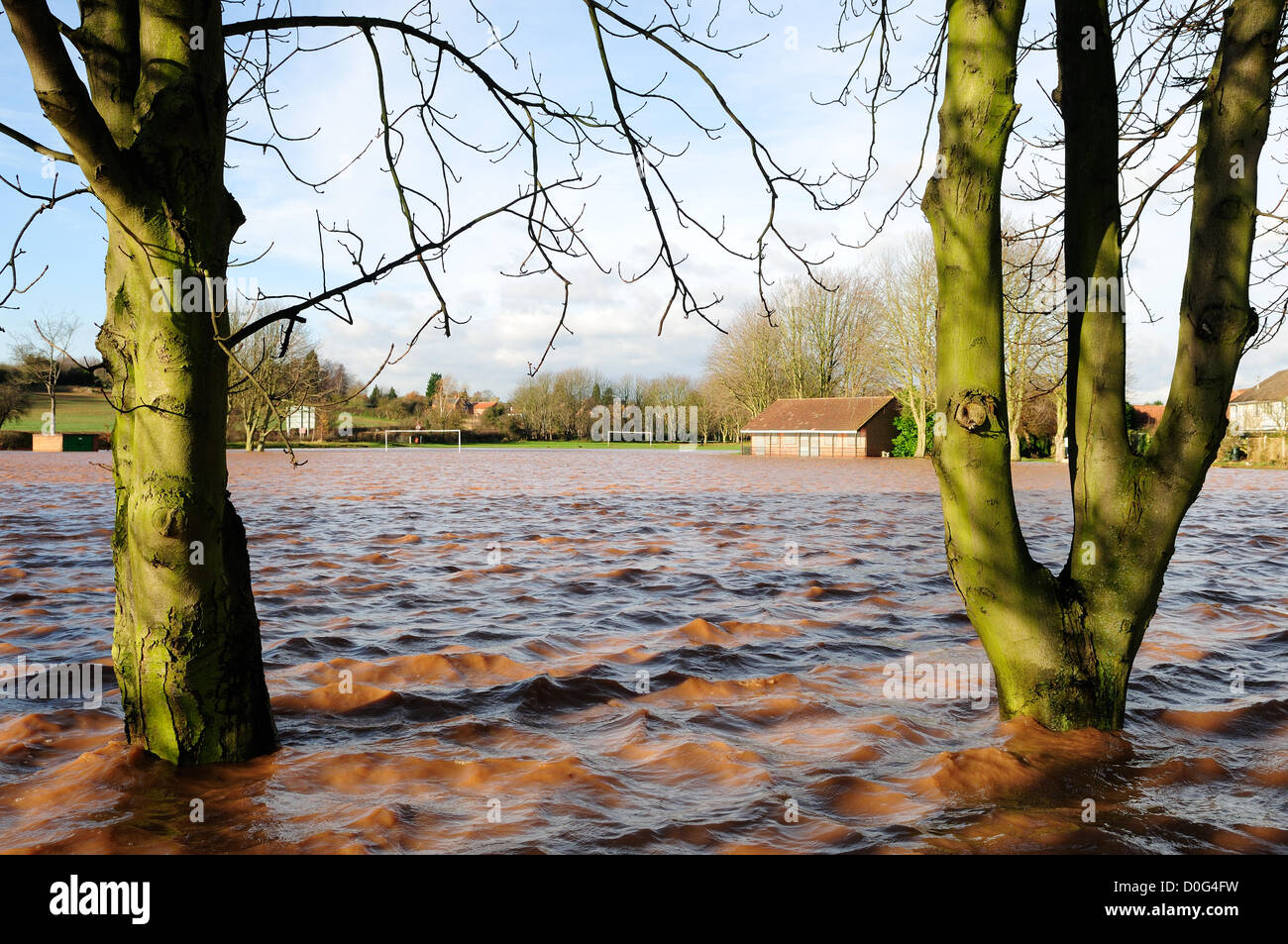 Cocker Beck Lowdham Nottinghamshire.Small Stream bricht seine Ufer und lässt bis zu fünf Fuß Wasser auf Fußballplätzen. Umwelt-Agentur Pumpe Wasser zurück in Beck. Stockfoto