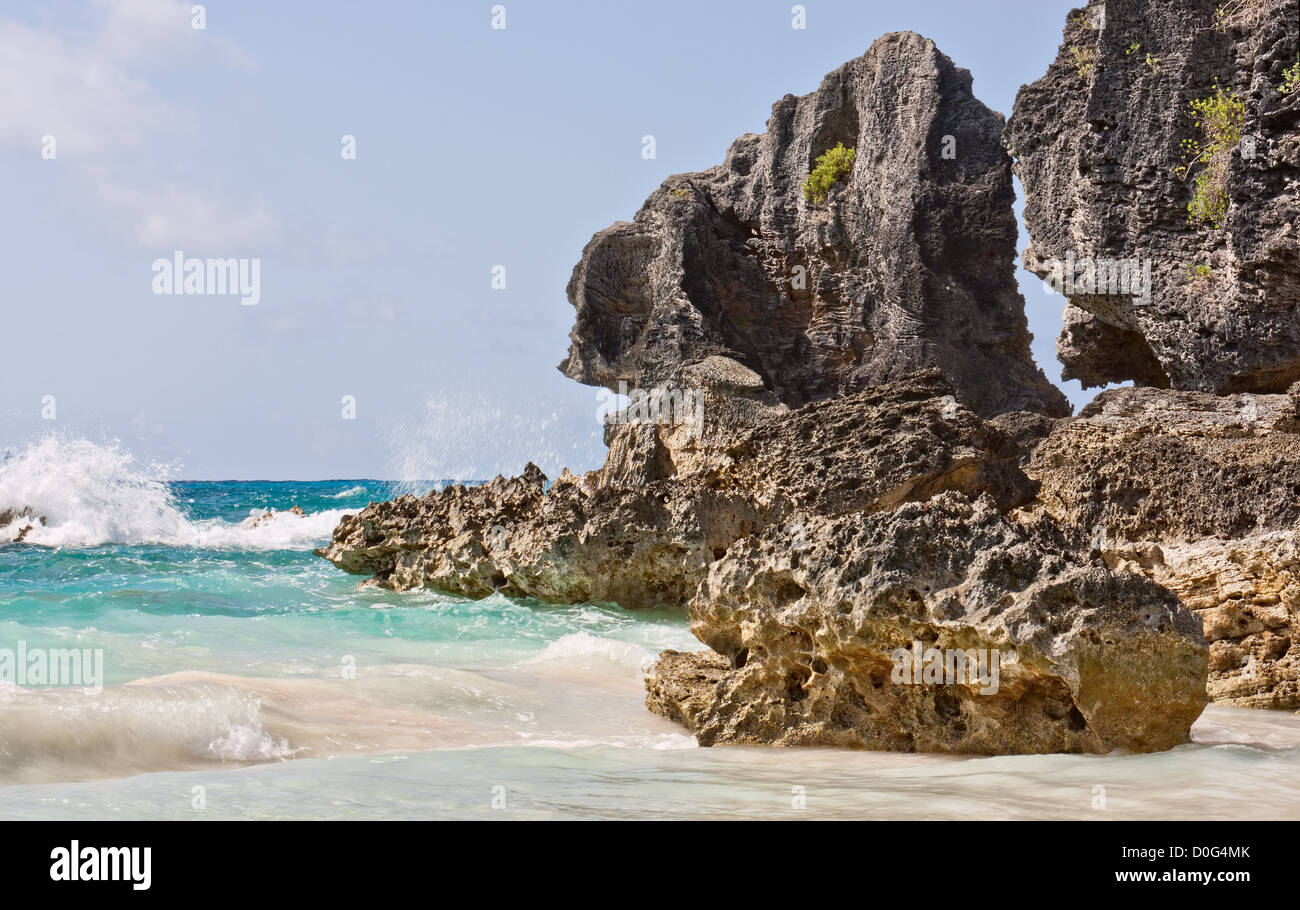 Große Felsen oder Geröll, im Atlantischen Ozean in den Küstengewässern von Bermuda. Foto wurde am Horseshoe Bay in Bermuda. Stockfoto