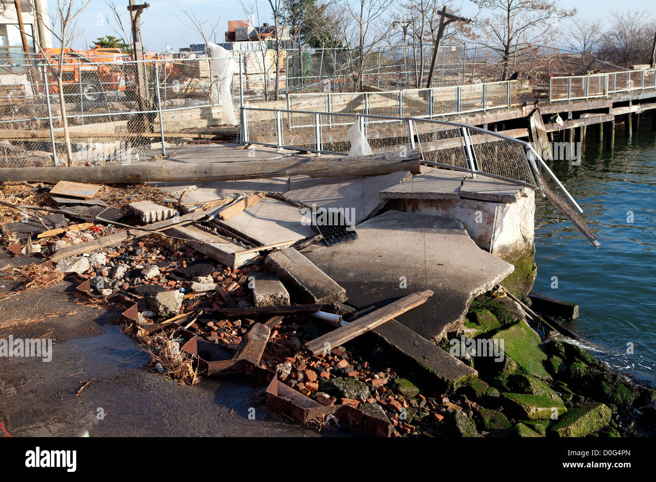 Die FEMA führt öffentliche Hilfsmaßnahmen durch, um die Schäden zu bewerten und zu beheben, die durch den Hurrikan Sandy auf Staten Island, New York, verursacht wurden. Stockfoto