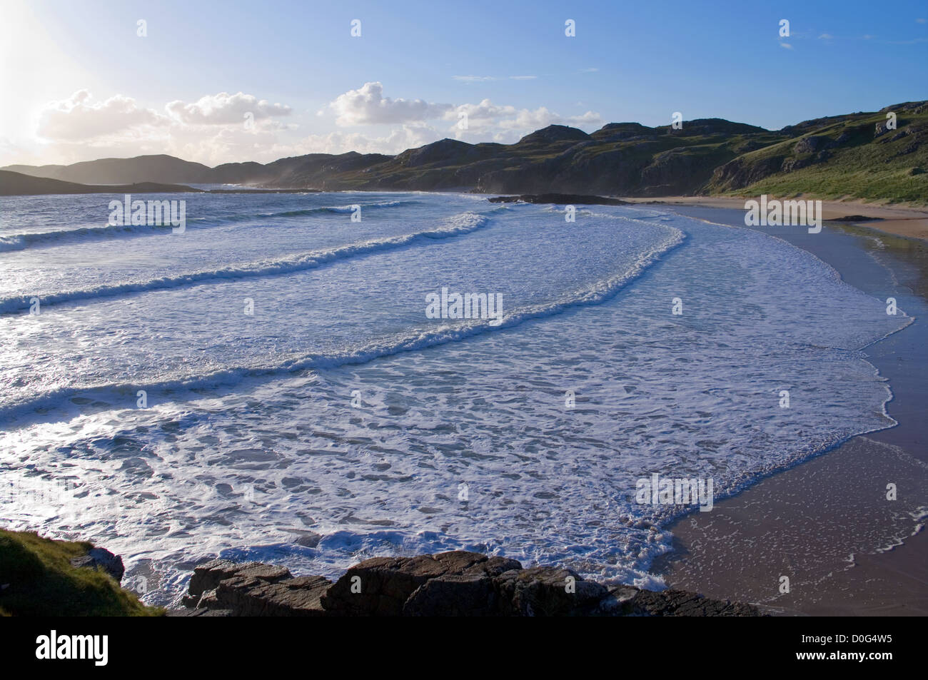 Rollende Wellen brechen an Oldshoremore Strand, in der Nähe von Kinlochbervie, Northwest Highlands, Sutherland, Schottland, Großbritannien Stockfoto