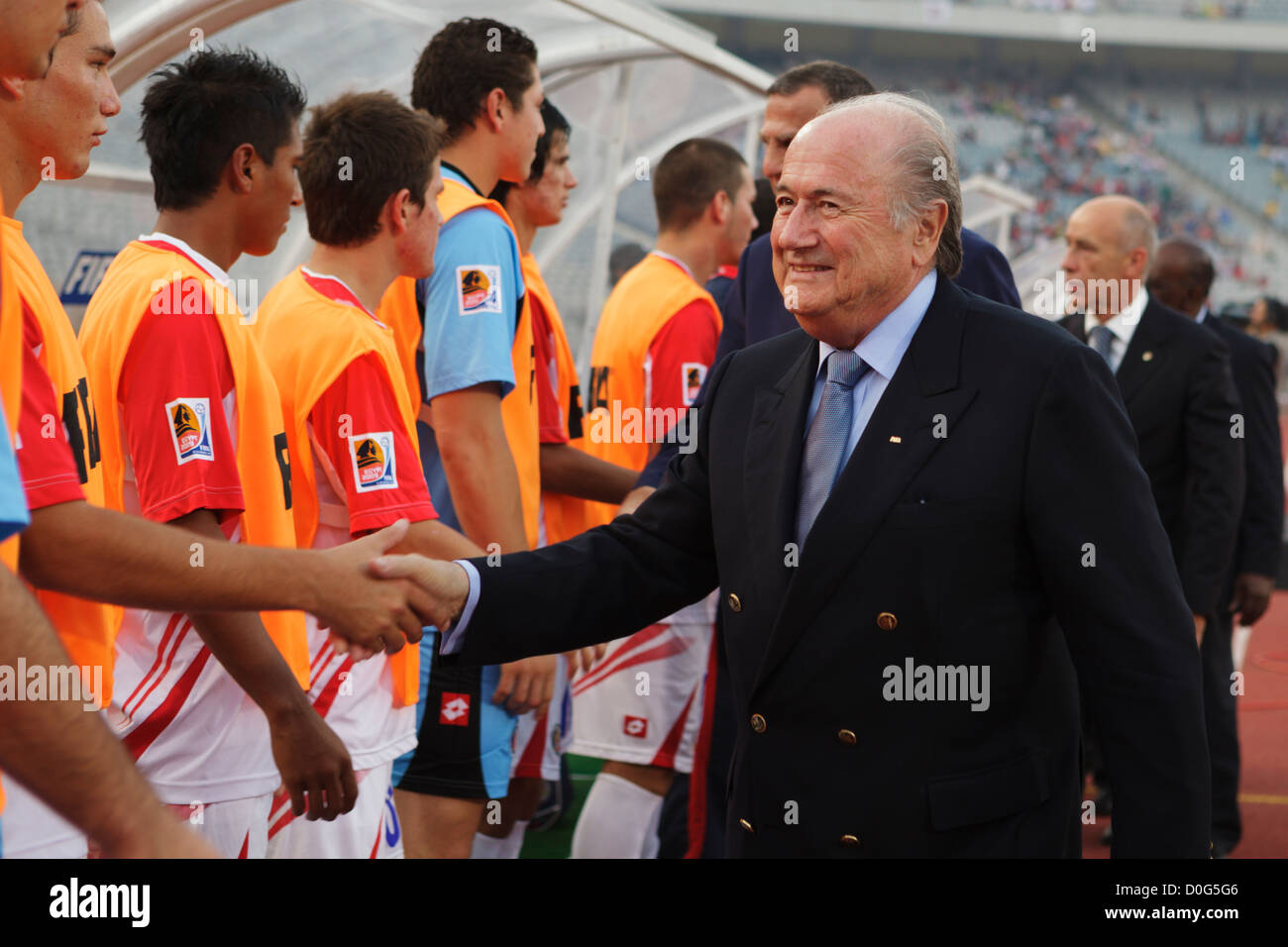 FIFA-Präsident Sepp Blatter begrüßt Costa Rica Spieler auf der Mannschaftsbank vor 2009 FIFA U-20 WM-dritten Platz Match. Stockfoto