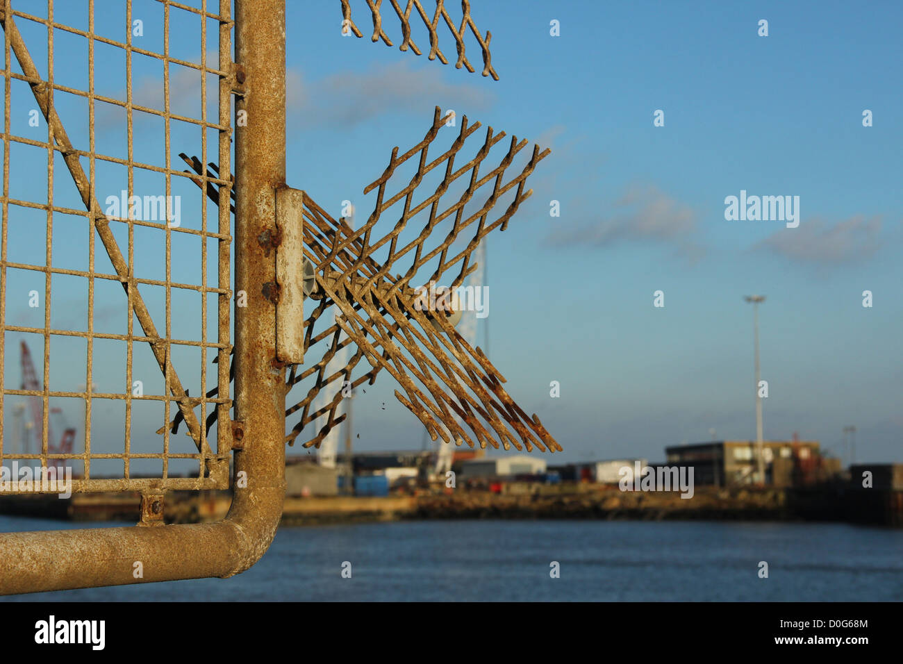 Metal mesh Sicherheitszaun im Hafen Lowestoft, Suffolk, UK Stockfoto