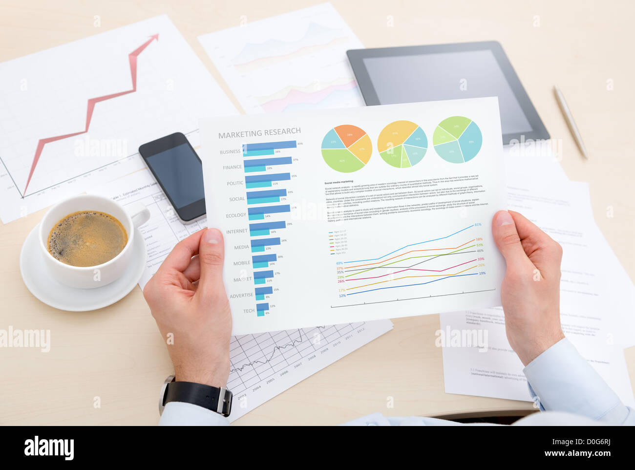Geschäftsmann am modernen Arbeitsplatz Analyse Erfolg Informationen auf der Karte Stockfoto