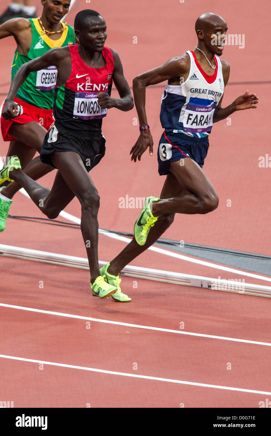 Mohamed Farah (GBR) führt die Packung in die Männer-5000m-Finale bei den Olympischen Sommerspielen 2012 in London Stockfoto