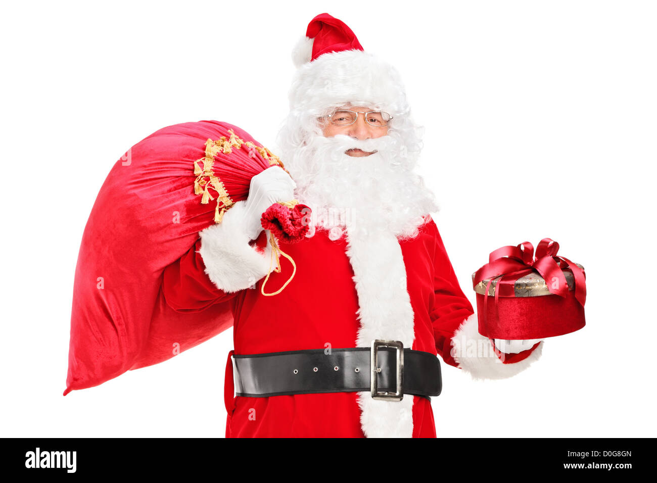 Ein Weihnachtsmann hält eine Tasche voller Geschenke und Geschenk isoliert auf weißem Hintergrund Stockfoto