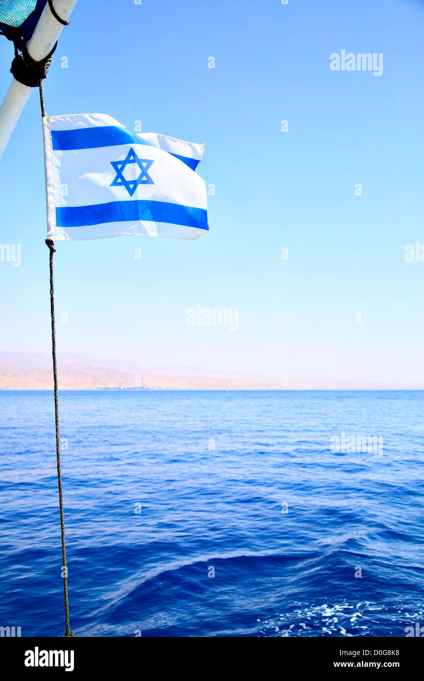 Flagge von Israel auf den Wind, roten Meer im Hintergrund Stockfoto