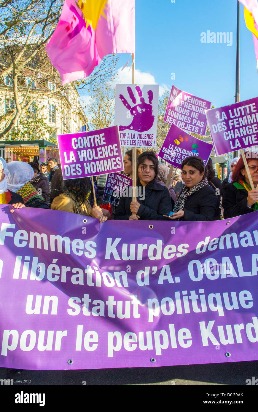 Paris, Frankreich, hielt Protestschilder verschiedener feministischer Gruppen ab, veranstaltete einen marsch gegen Gewalt gegen Frauen, den Internationalen Tag der Frauenrechte, Kurden, frauenrechtsmarsch, kurdische Frauen Stockfoto