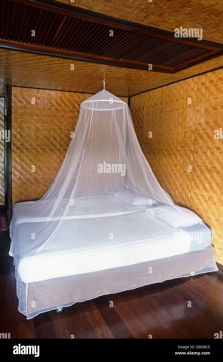Bett mit Moskitonetz, Thailand Stockfotografie - Alamy