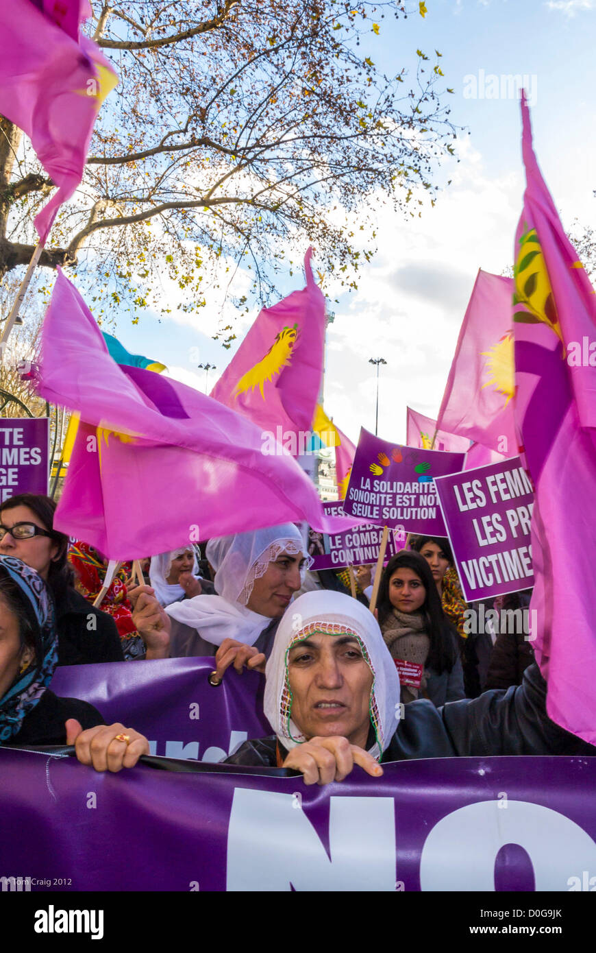 Paris, Frankreich, Demonstration verschiedene feministische Gruppen veranstalteten einen marsch gegen Gewalt gegen Frauen, Internationalen Tag der Frauenrechte, kurdische Frauen, muslimisches frankreich, Frau mit Hijab frankreich, Portrait Stockfoto
