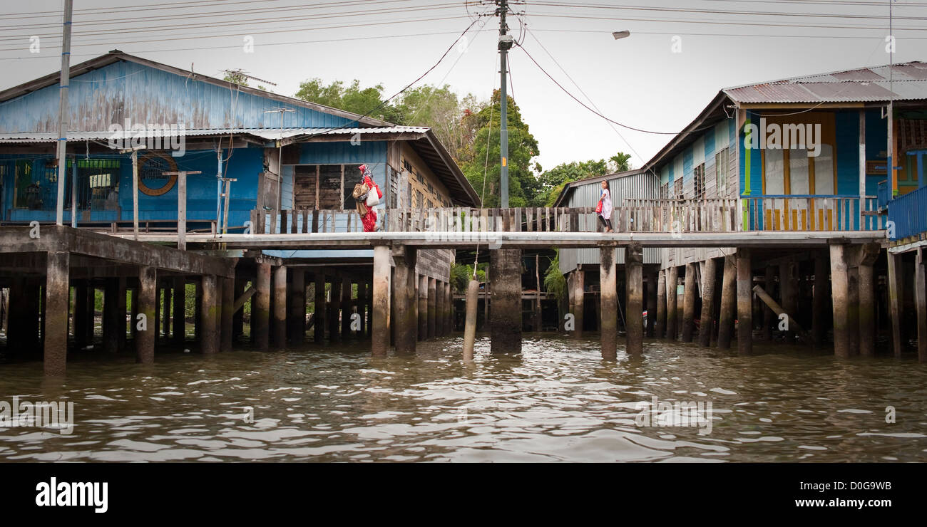 Häuser und Gehwege in der Wasserstadt, Brunei Stockfoto