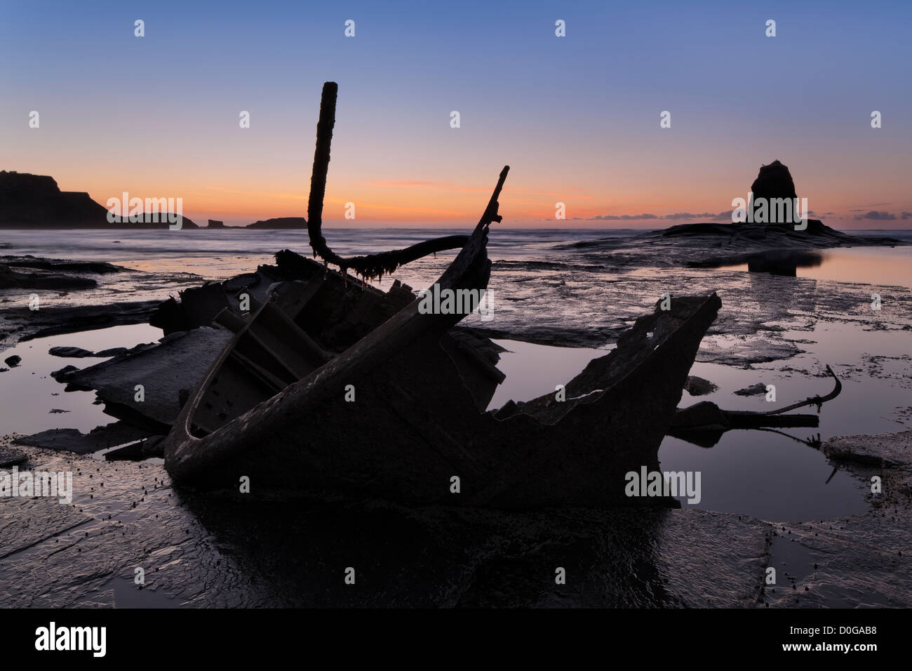 Das Wrack der "Admiral Von Tromp" mit gegen Nab und schwarz Nab bei Sonnenuntergang. Gegen Bay, Whitby, North Yorkshire, Großbritannien Stockfoto
