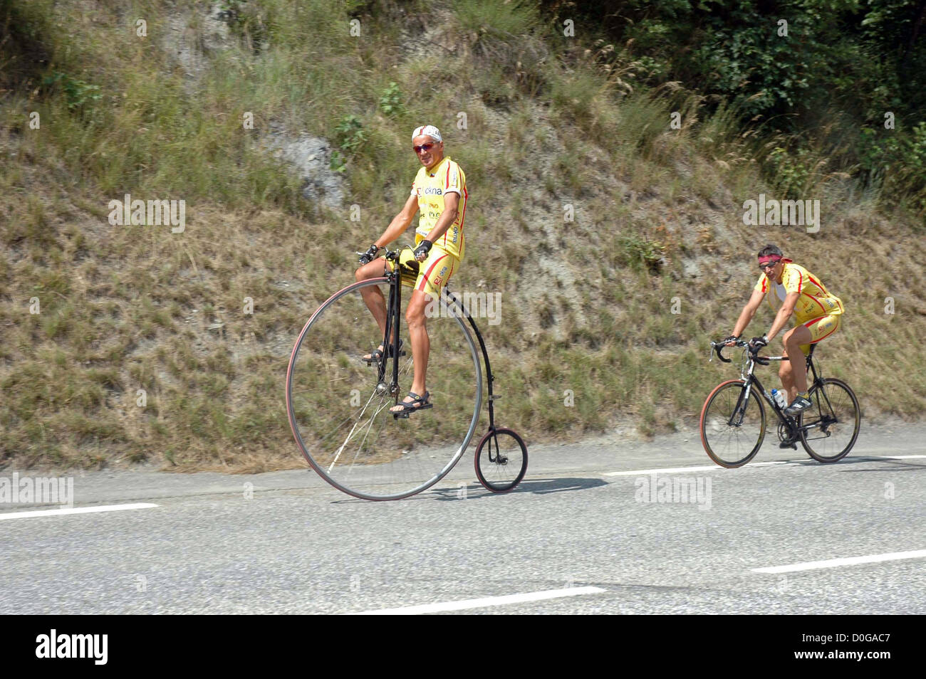 Ein Pennyfarthing fährt vor dem Rennrad auf der Grenoble zum Courcheval Etappe der Tour Du France, vor den wichtigsten Fahrern Stockfoto