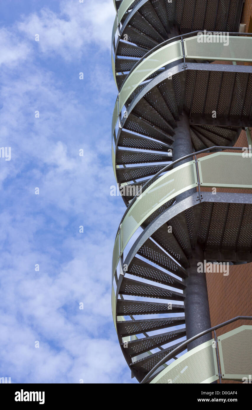 Metall-Spirale Treppe als Feuerleiter eines Gebäudes Stockfoto