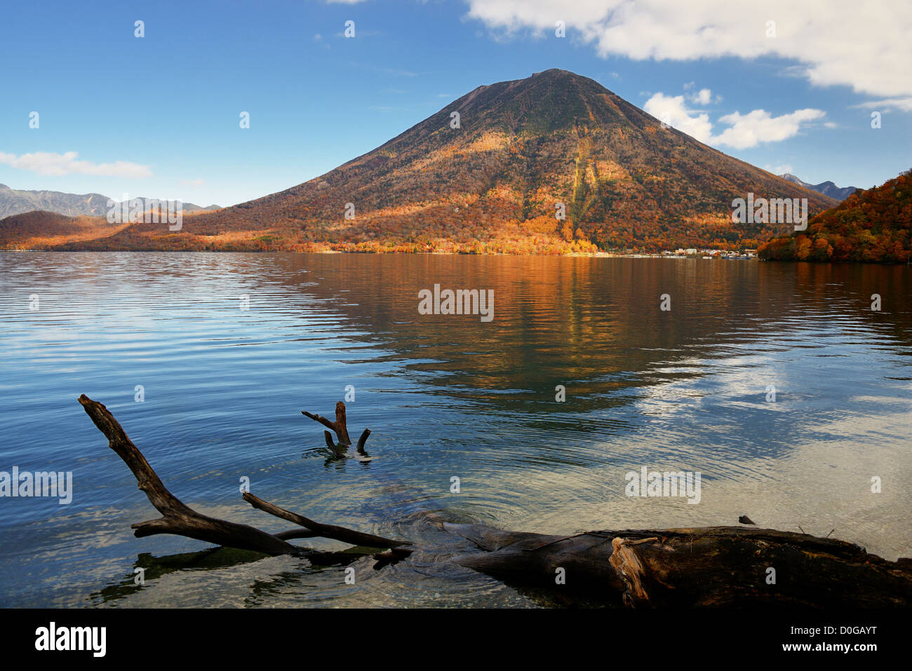 Mount Nantai auf See Chuzenji in Nikko, Japan. Stockfoto
