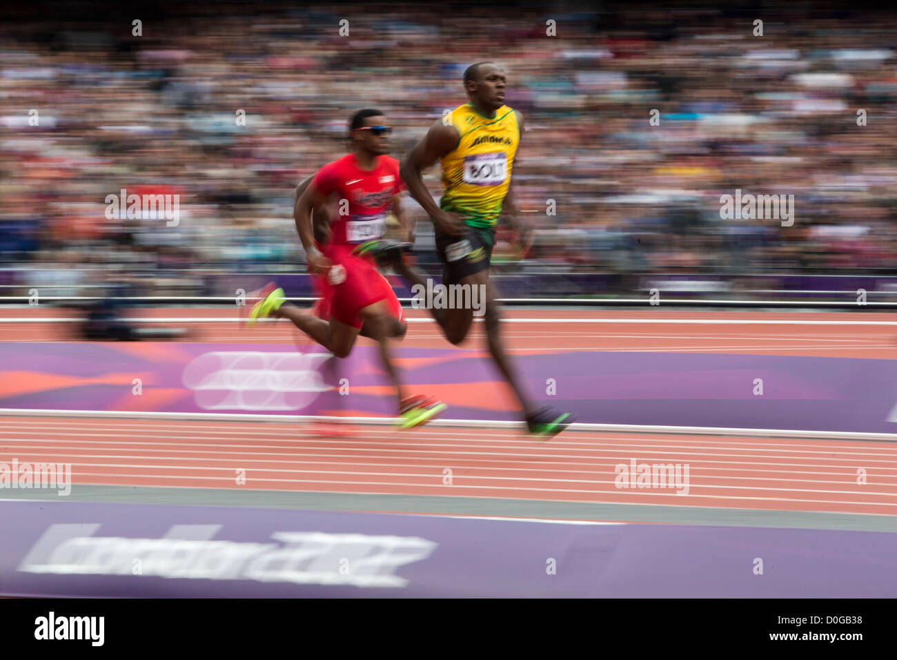 Verschwommene Aktion von Usain Bolt (JAM) im Wettbewerb mit den Herren 100m 1. Runde bei den Olympischen Sommerspielen 2012 in London Stockfoto