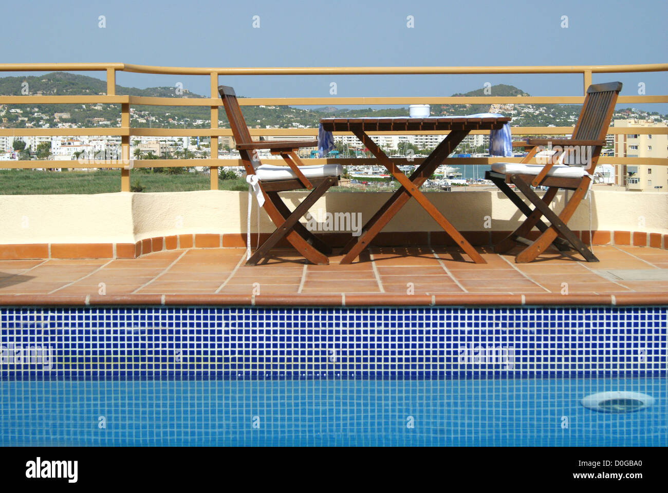 Tisch und Stühle Swimmingpool im Dachgarten im mediterranen Stadt an sonnigen Tag Stockfoto