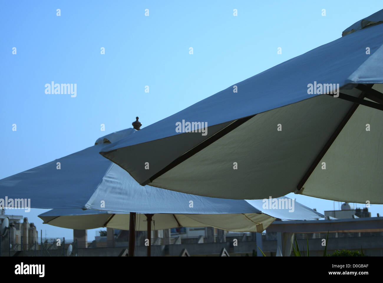 Sonnenschirme in einem sonnigen Urlaubsort an der Küste Stockfoto