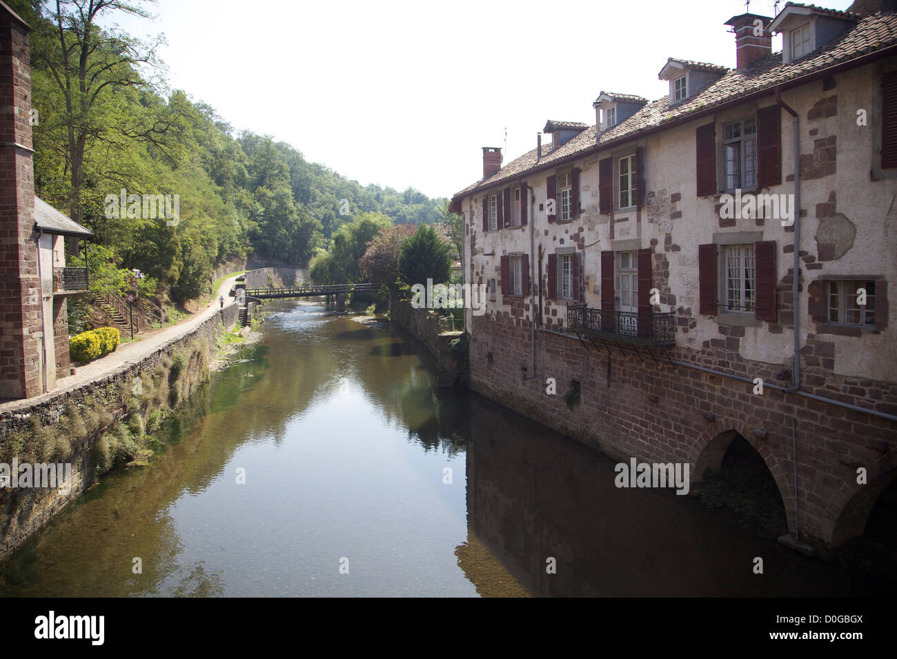 Fuß über die alte Brücke über den Fluss von Nive, verlassen von St Jean Pied de Port auf dem Jakobsweg nach Santiago Compostela Stockfoto