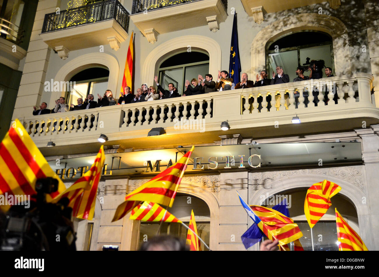 Artur Mas, Präsident der Generalitat von Katalonien und Kandidat CiU katalanischen Regionalwahlen am 25. September hat Unterstützung für ein Referendum für die Unabhängigkeit Kataloniens aus dem Rest von Spanien verloren. In der Fotografie, Artur Mas, Fahnen mit Hand, winken für Anhänger mit katalanischen in der Nähe von Majestic Hotel in Barcelona. Stockfoto