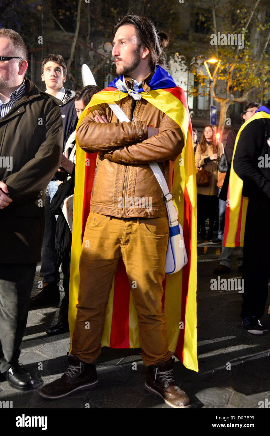 Artur Mas, Präsident der Generalitat von Katalonien und Kandidat CiU katalanischen Regionalwahlen am 25. September hat Unterstützung für ein Referendum für die Unabhängigkeit Kataloniens aus dem Rest von Spanien verloren. In der Fotografie, Artur Mas Anhänger mit trachtenden Flagge in der Nähe von Majestic Hotel in Barcelona, sehr besorgt und wütend über Ergebnisse Stockfoto