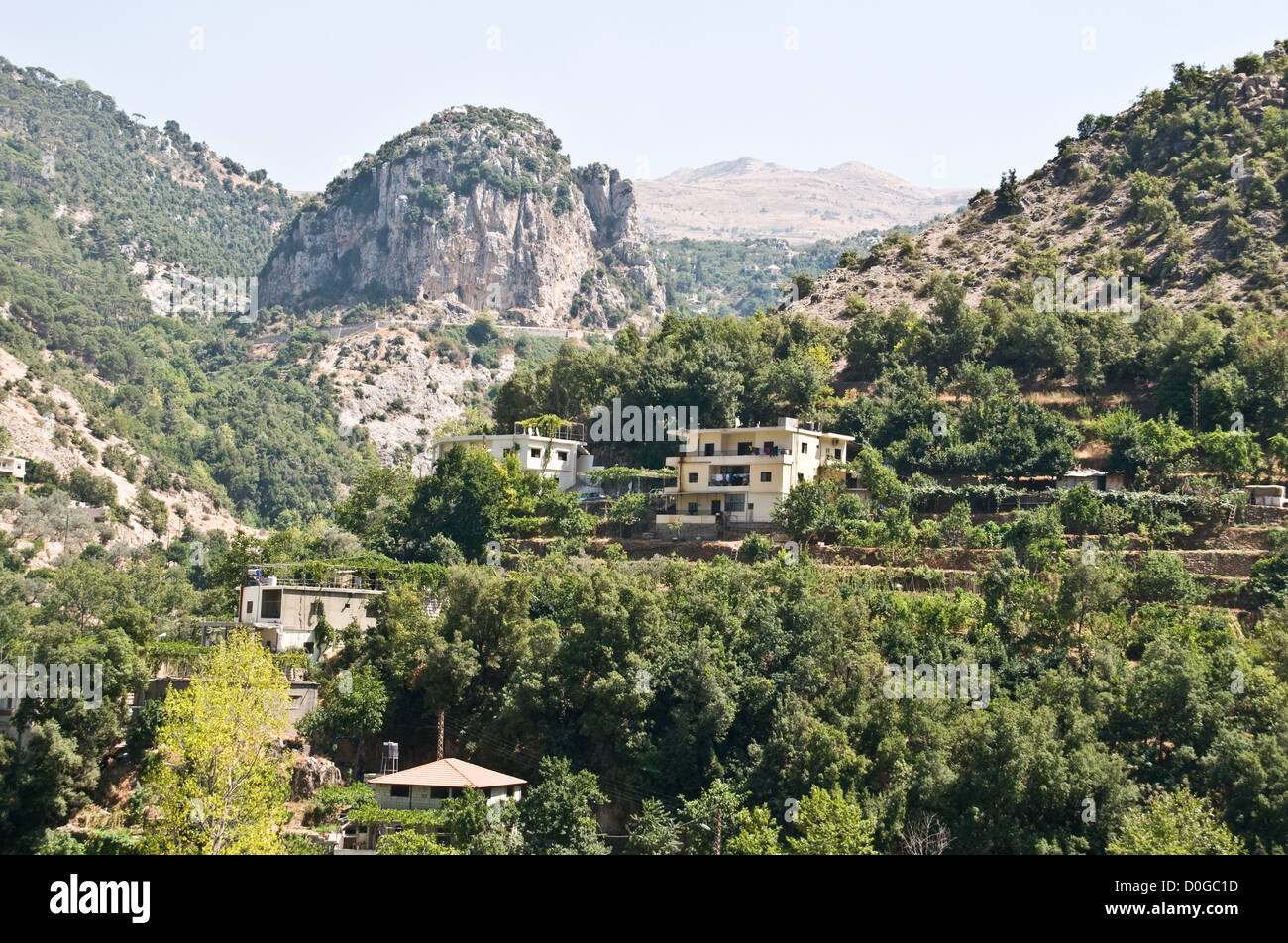 Das Dorf Tannourine al-Tahta in den Bergen des Wadi Tannourine im nördlichen Teil des Libanons, in der Nähe der Stadt Batroun, Libanon. Stockfoto