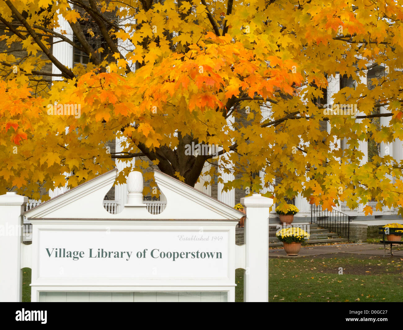 Dorf von Cooperstown Bibliothek Zeichen mit Herbstlaub, USA Stockfoto
