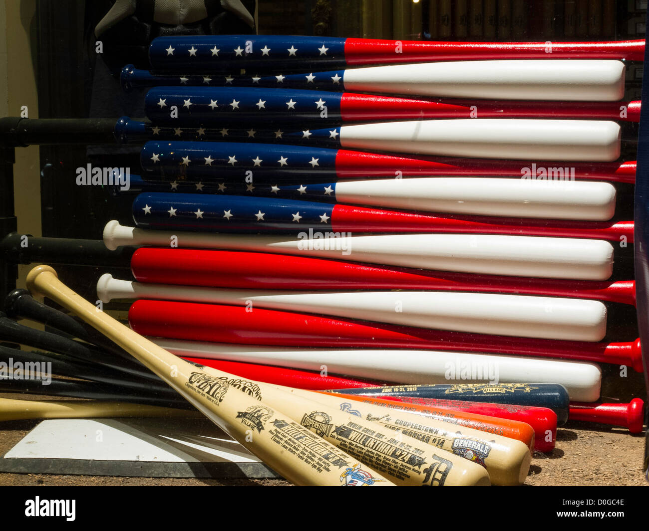 Amerikanische Flagge Bat Anzeige, Main Street, Cooperstown, New York, USA Stockfoto