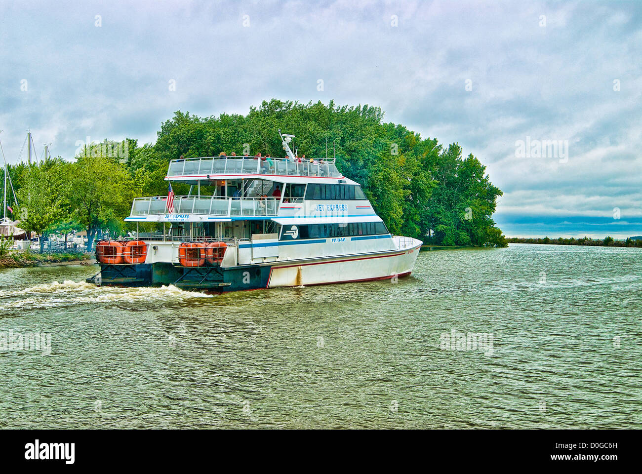 malerischer Blick für eine touristische Boot Überschrift außerhalb des Hafens Stockfoto