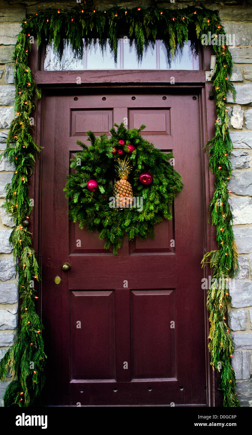 Viktorianischer Weihnachtskranz auf Haus Winter Haustür, Girlande mit einer Ananas, Cranbury, New Jersey, USA, vintage kolonialen Weihnachten pt Amerika Stockfotografie