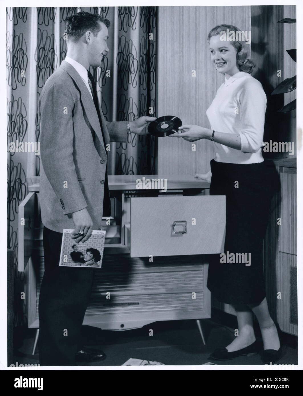 Frau Übergabe Mann Rekord Datenträger Stockfoto