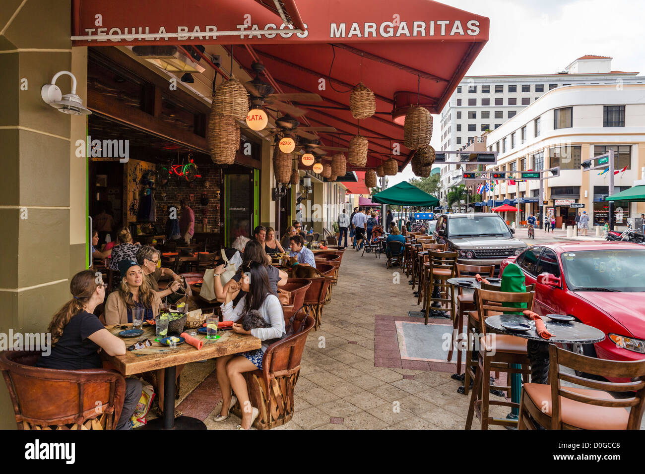 Bürgersteig-Restaurant an der Clematis Street im historischen Zentrum von West Palm Beach, Treasure Coast, Florida, USA Stockfoto